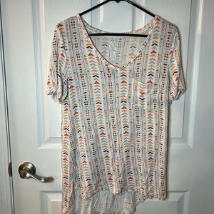 Maurice’s 24/7 Women’s Arrows V-Neck Shirt Medium